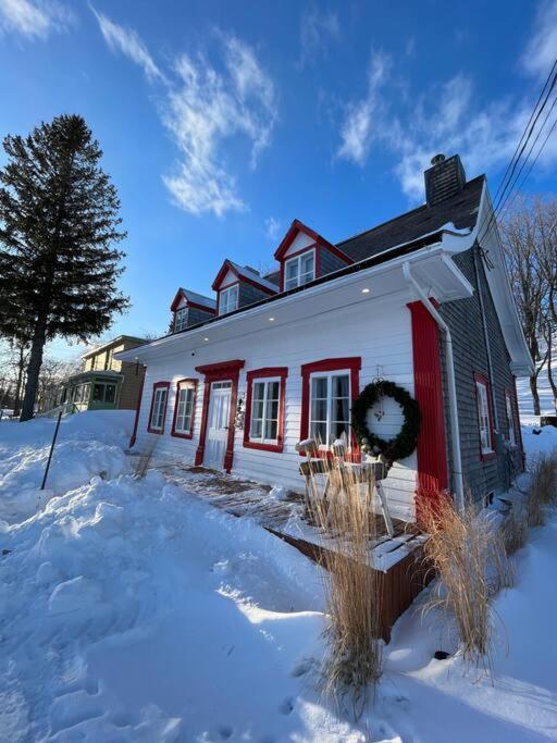 Om Chalet 1 Avec Spa Face Au Fleuve Saint-Jean Exterior foto